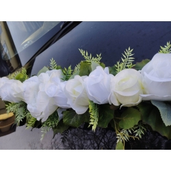 Dekoracja auta do ślubu - kompozycja  girlanda kwiatowa białą